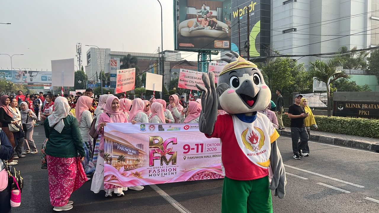 Maskot Walker dan Bekasi City Fashion Movement (BCFM) dalam kegiatan Car Free Day (CFD) Kota Bekasi, Minggu (4/10/2026).