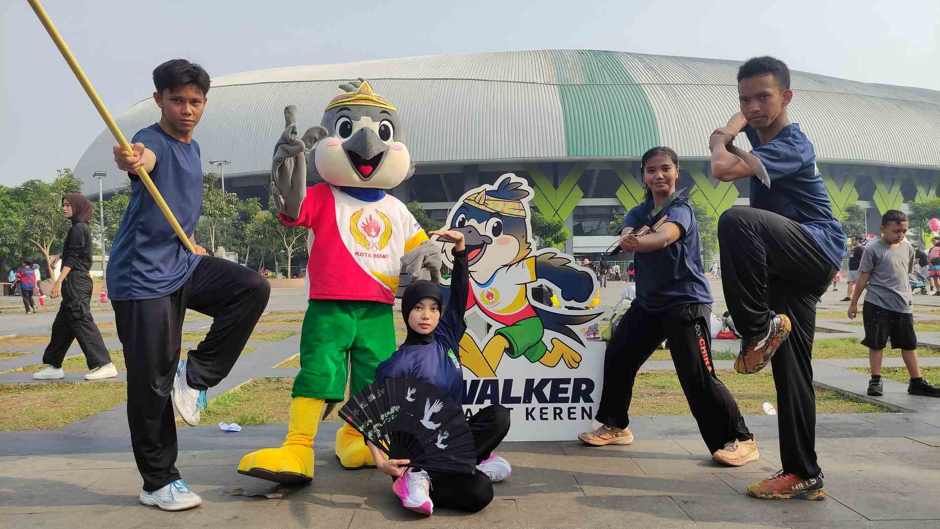 Atlet Gen Z dan Maskot Walker
